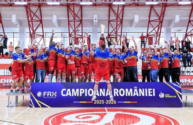 „Liber la bere” » Dinamoviștii au pornit sărbătoarea după al zecelea titlu la rând: „E benefic pentru handbalul românesc”