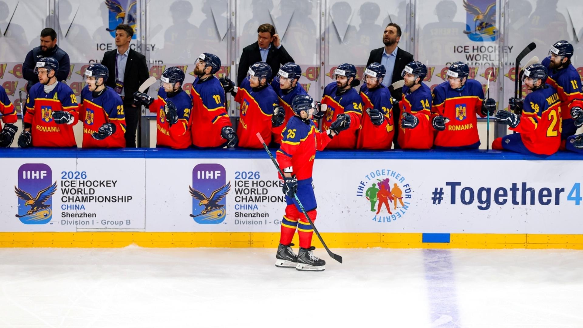 Jucători ai echipei naționale hochei România sărbătorind a doua victorie la Campionatul Mondial Divizia I/B în meciul contra Spaniei la Shenzhen. | sursa foto: Gazeta Sporturilor