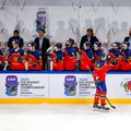 Evgeny Skachkov  salutând jucători aflați pe bancă FOTO FRHG