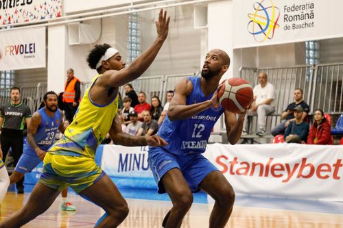 Juwan Gray, unul din liderii Stelei București, cu mingea în mână/Foto: Facebook (Steaua București)