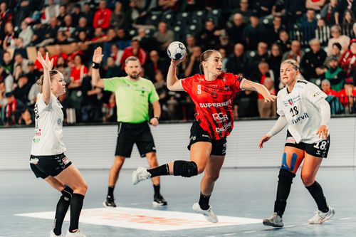 Larissa Nusser, în acțiune, în meciul tur dintre Gloria Bistrița și SCM Râmnicu Vâlcea/Foto: Agenția Wolfart
