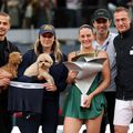 Marta Kostyuk cu echipa ei, trofeul de la Madrid și boxerii norocoși Foto: Guliver/GettyImages
