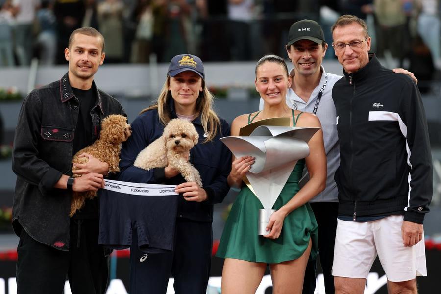 Marta Kostyuk cu echipa ei, inclusiv antrenoarea Sandra Zaniewska, trofeul de la Madrid și boxerii norocoși Foto: Guliver/GettyImages Adversara Soranei Cîrstea în „sferturi” la Roland Garros, una dintre puținele jucătoare care e antrenată de o femeie