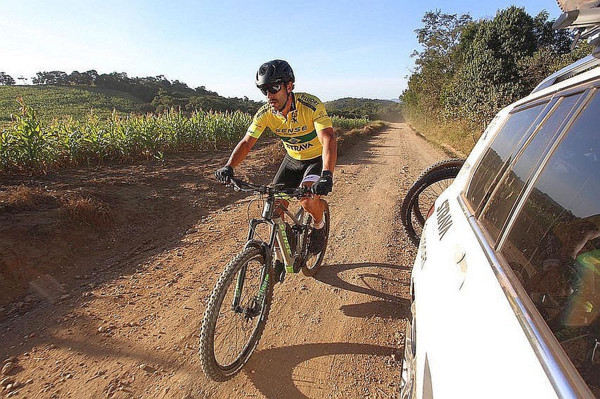 Merge 600 de kilometri cu bicicleta pentru a semna cu noua echipă! Va ajuta 4.000 de familii