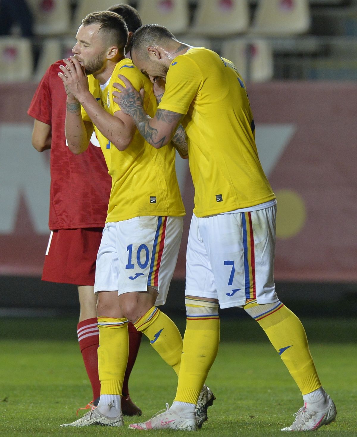 Mirel Rădoi, făcut praf: „Olăroiu e în tribună, iar pe bancă marionete! Îl aduce pe Tănase, să zică nașul că ia 86 de milioane pe el”