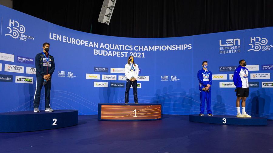 Robert Glință pe prima treaptă a podiumului european în proba de 100 m spate, luna trecută la Budapesta (foto: Imago) Robert Glință se destăinuie » Secretele primului campion european din istoria înotului masculin românesc și planurile pentru Tokyo: „Toată viața mea am investit-o în înot!”