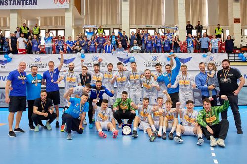 Handbaliștii de la HC Dobrogea Sud și staff-ul sărbătoresc bronzul național FOTO HC Dobrogea Sud