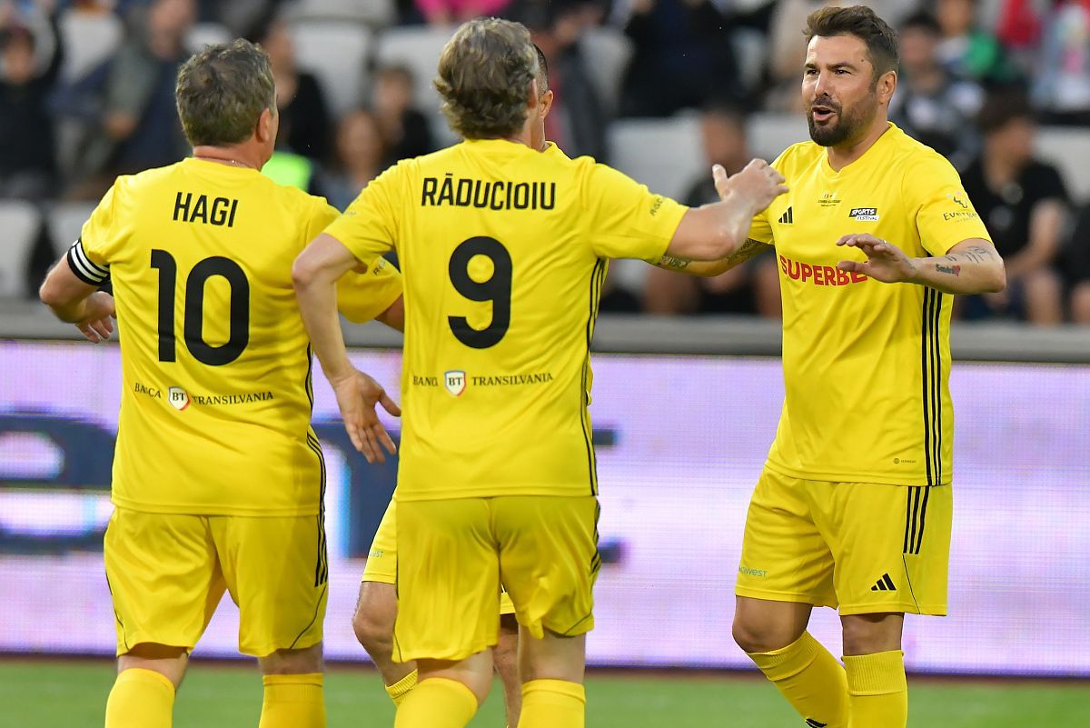 Imagini impresionante de la România All Stars - Galatasaray Legends » Fanii au aprins Cluj Arena