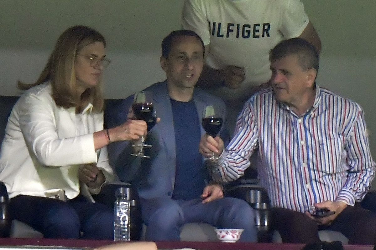 10 lucruri care nu s-au văzut la televizor de la CFR Cluj - FCU Craiova » Un șpriț de vară la oficială, Vasile bodyguardul și rola de bandă izolatoare