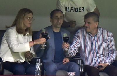 10 lucruri care nu s-au văzut la televizor de la CFR Cluj - FCU Craiova » Un șpriț de vară la oficială, Vasile bodyguardul și rola de bandă izolatoare