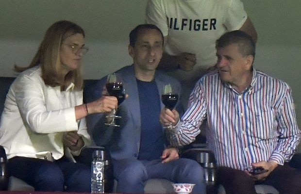 10 lucruri care nu s-au văzut la televizor de la CFR Cluj - FCU Craiova » Un șpriț de vară la oficială, Vasile bodyguardul și rola de bandă izolatoare