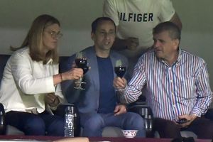 10 lucruri care nu s-au văzut la televizor de la CFR Cluj - FCU Craiova » Un șpriț de vară la oficială, Vasile bodyguardul și rola de bandă izolatoare