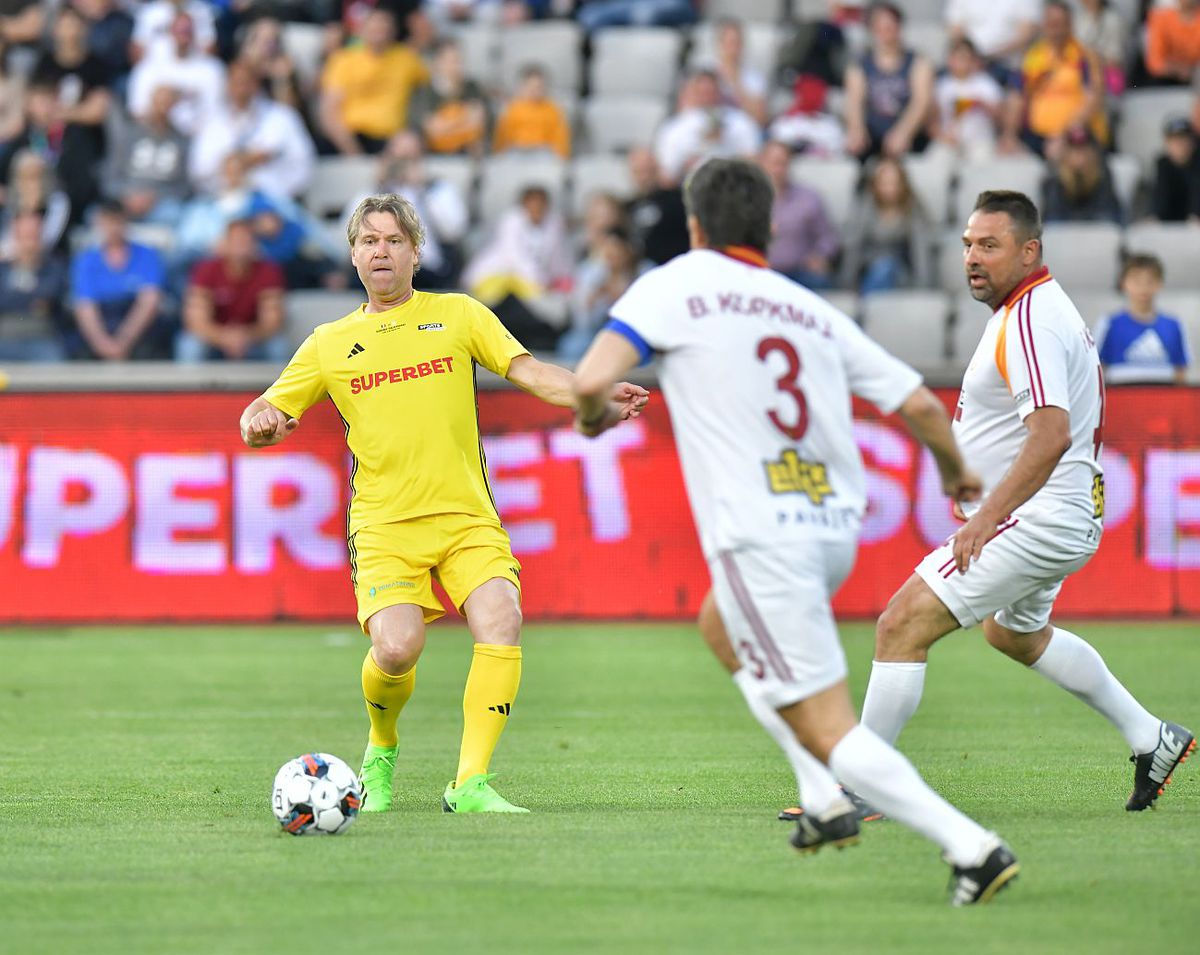 Imagini impresionante de la România All Stars - Galatasaray Legends » Fanii au aprins Cluj Arena