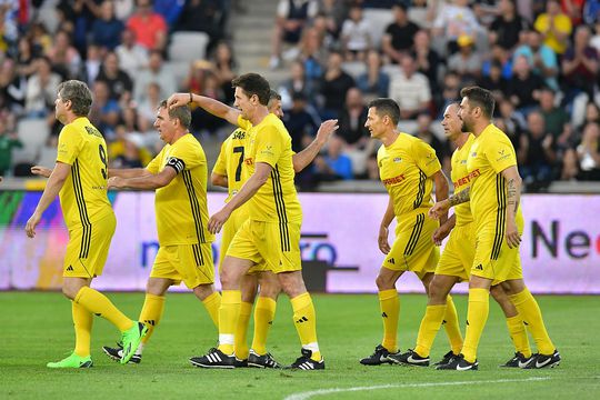Legendele României și cele ale lui Galatasaray au oferit un spectacol dulce, cu 8 goluri, scor final 4-4, celor 16.000 de spectatori de pe Cluj Arena, un tratat de superfotbal și de prietenie între vedetele care au scris istorie.