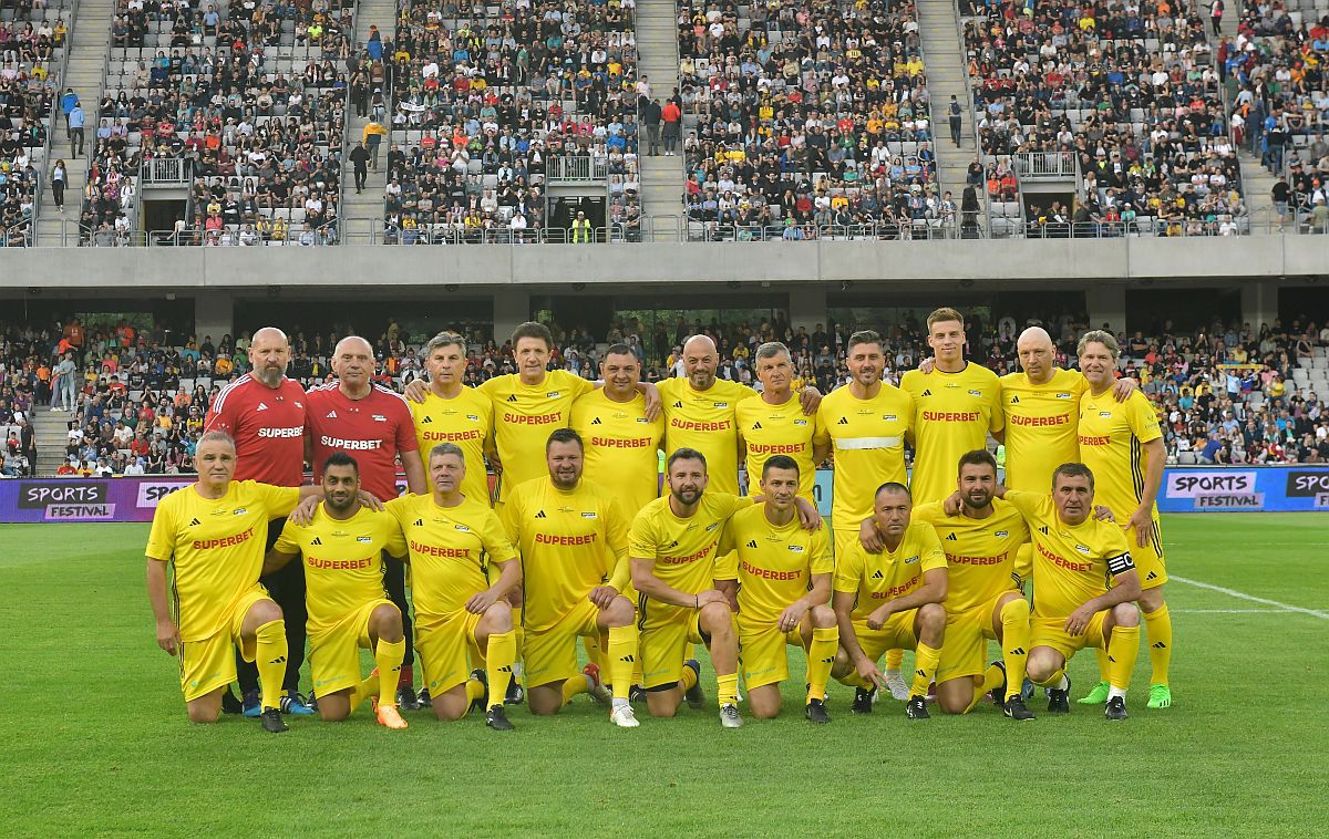 Imagini impresionante de la România All Stars - Galatasaray Legends » Fanii au aprins Cluj Arena