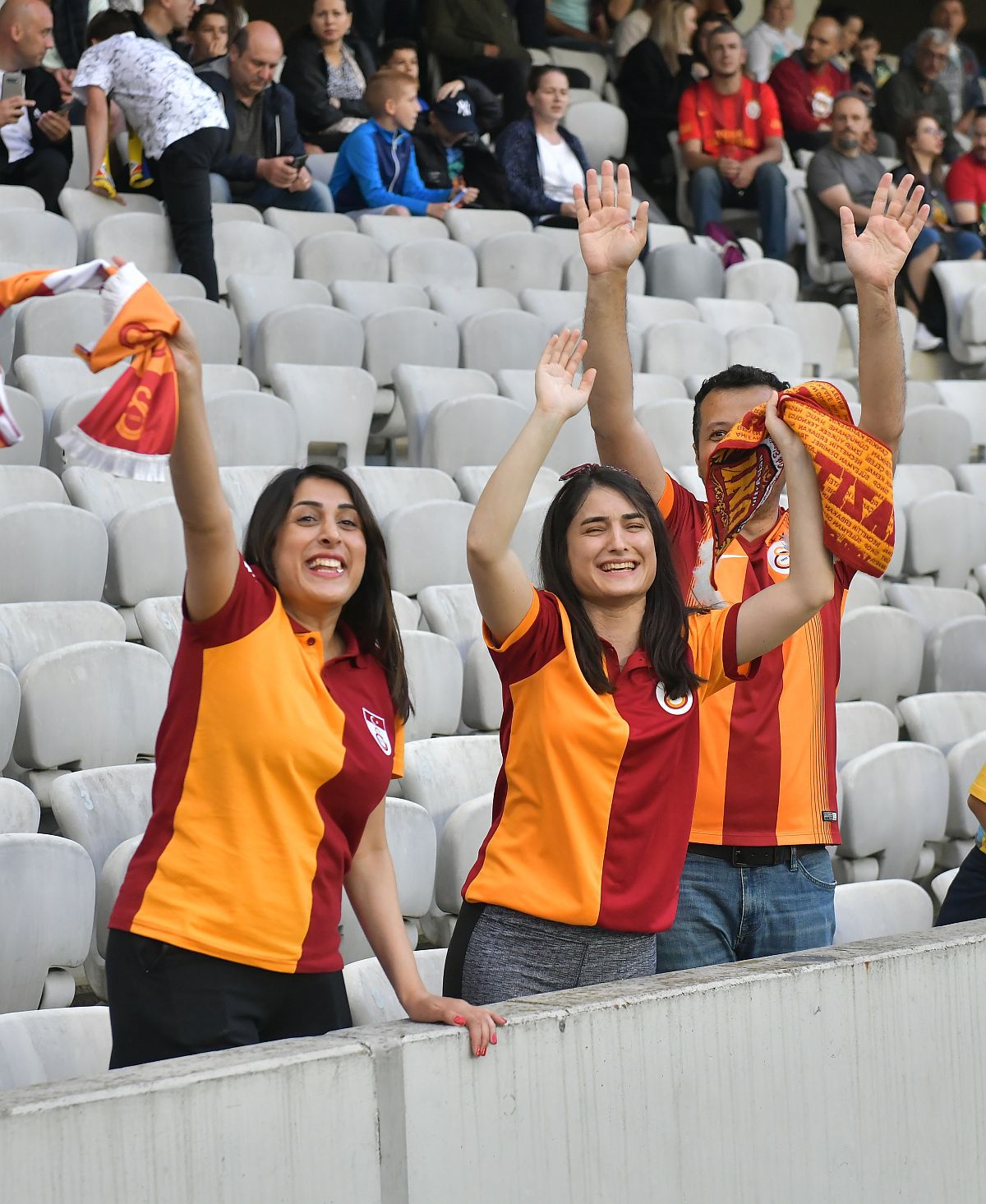Imagini impresionante de la România All Stars - Galatasaray Legends » Fanii au aprins Cluj Arena