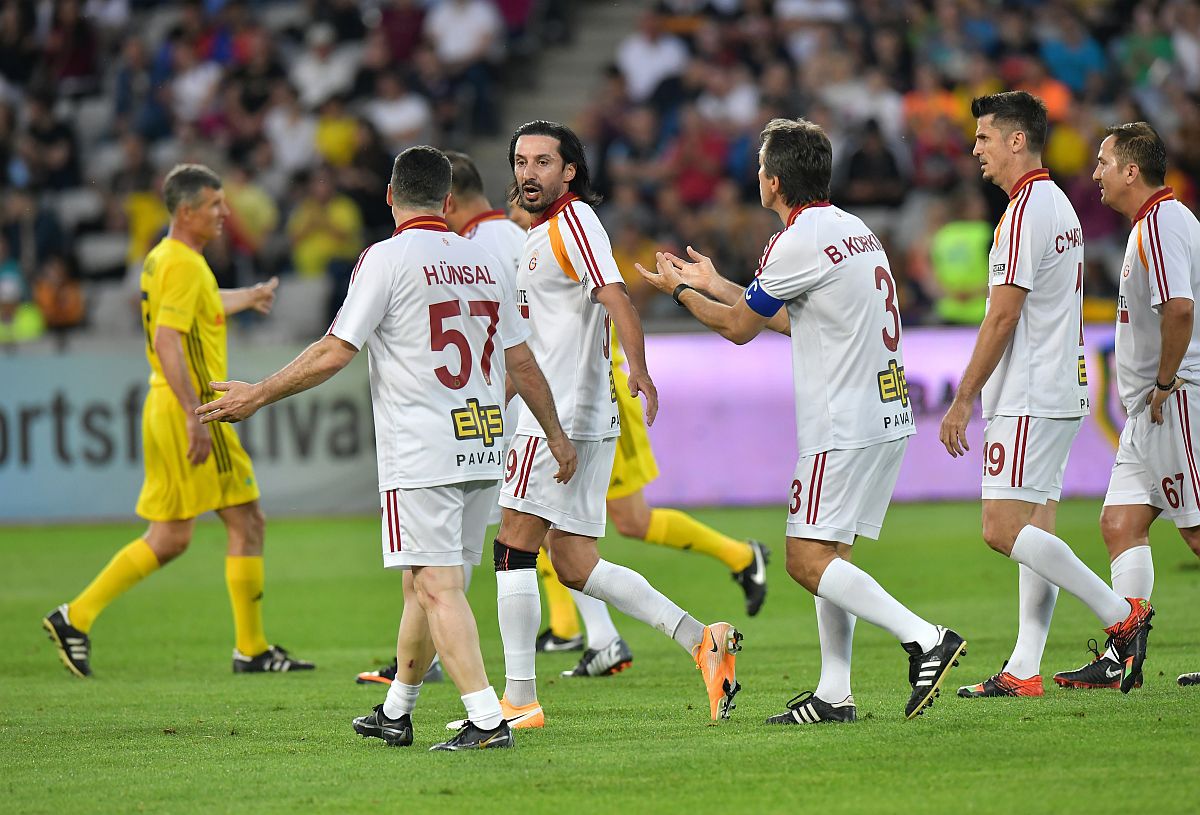 Imagini impresionante de la România All Stars - Galatasaray Legends » Fanii au aprins Cluj Arena