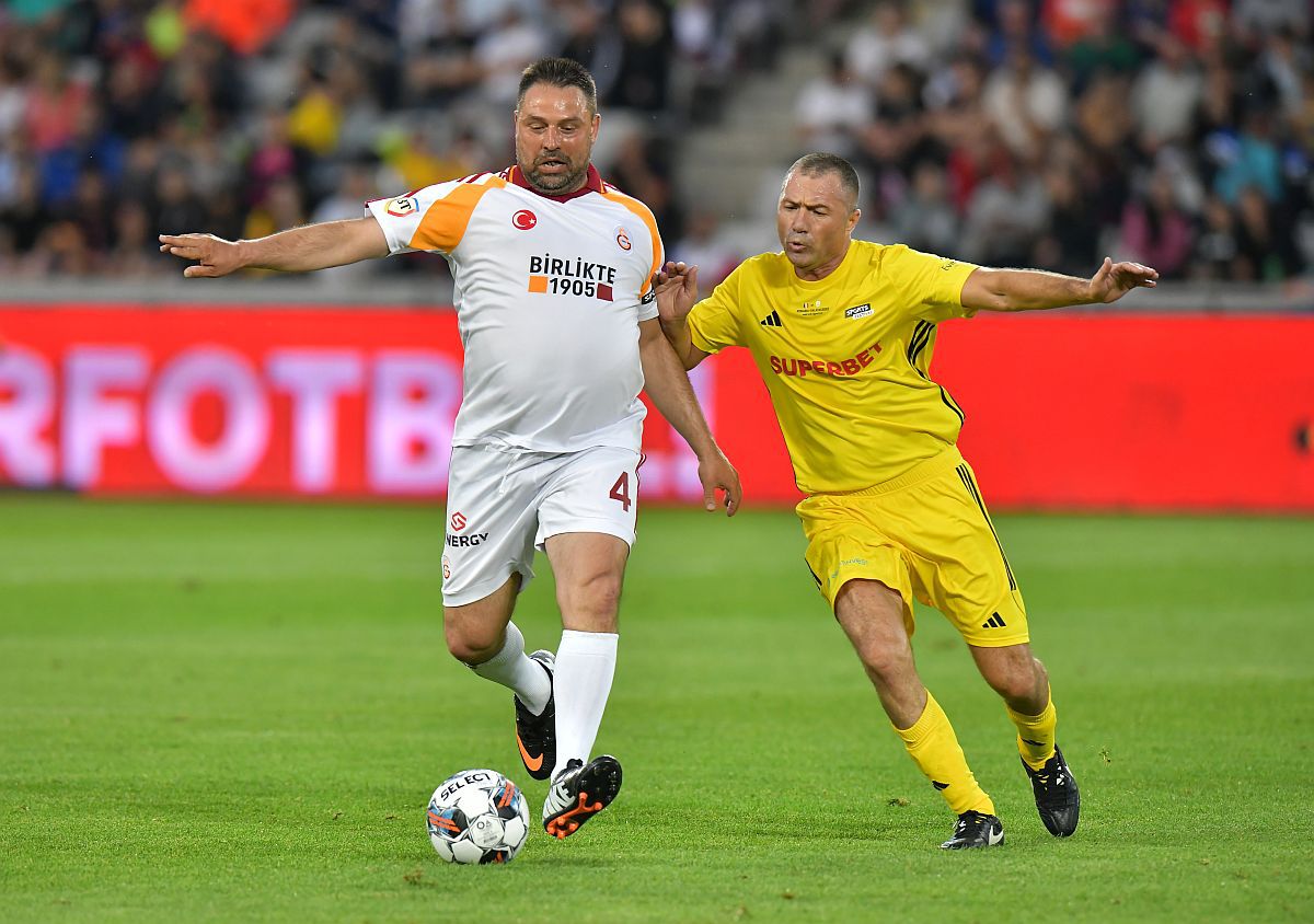 Imagini impresionante de la România All Stars - Galatasaray Legends » Fanii au aprins Cluj Arena