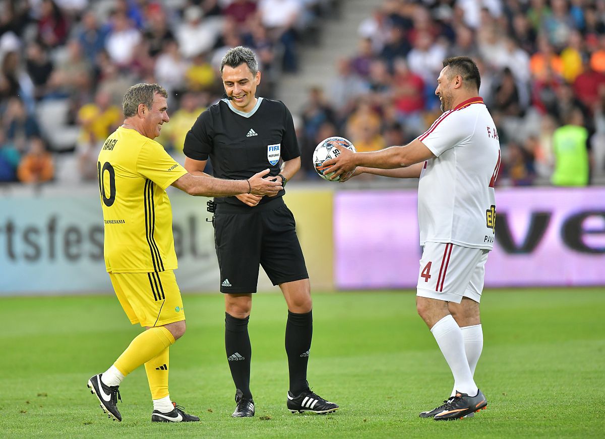 Imagini impresionante de la România All Stars - Galatasaray Legends » Fanii au aprins Cluj Arena