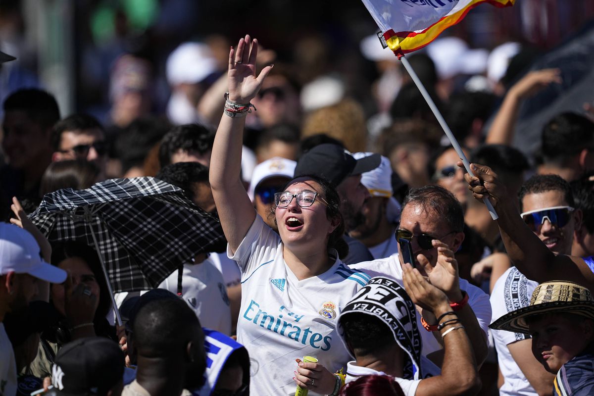 Trofeul Ligii Campionilor a ajuns la Madrid » Zeci de mii de suporteri i-au așteptat pe fotbaliștii lui Real Madrid în piața Cibeles. Vorbele lui Toni Kroos au emoționat până la lacrimi