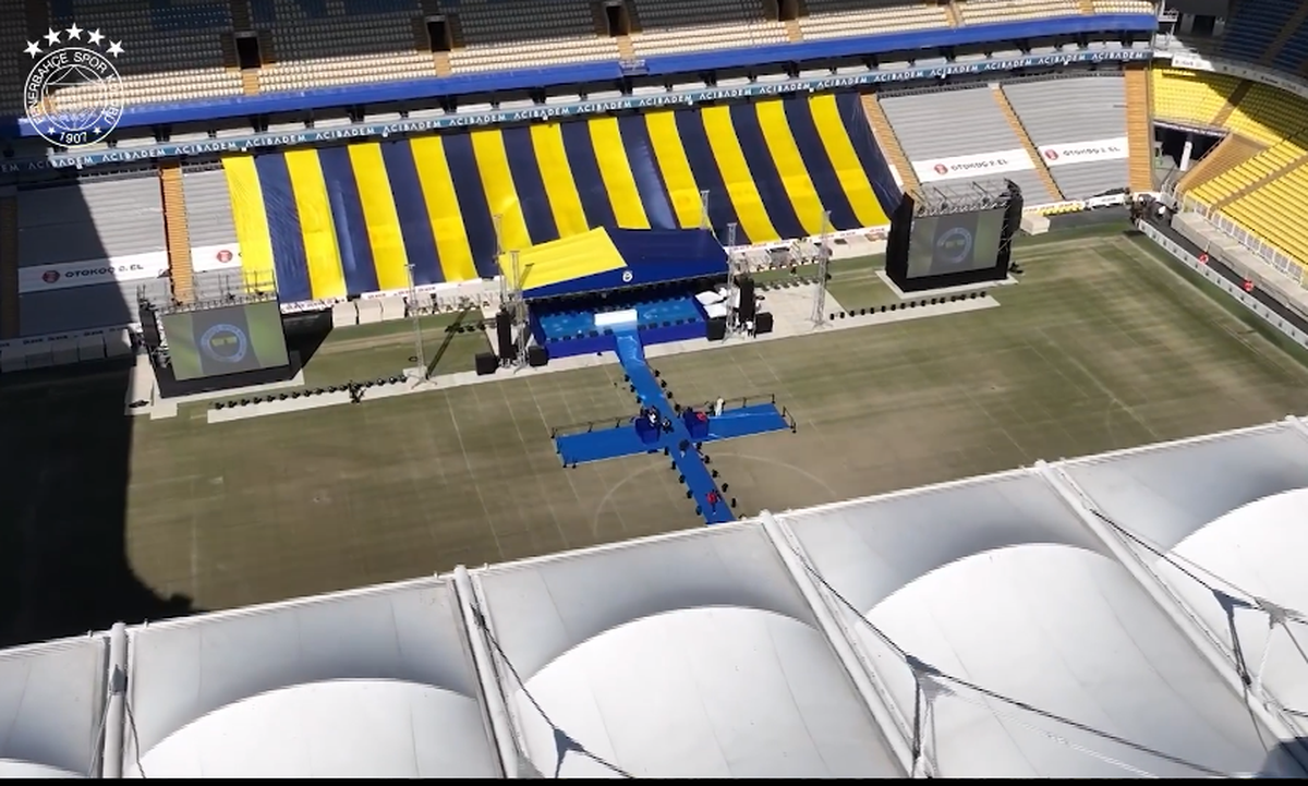 Sosirea și prezentarea lui Mourinho drept noul antrenor al lui Fenerbahce