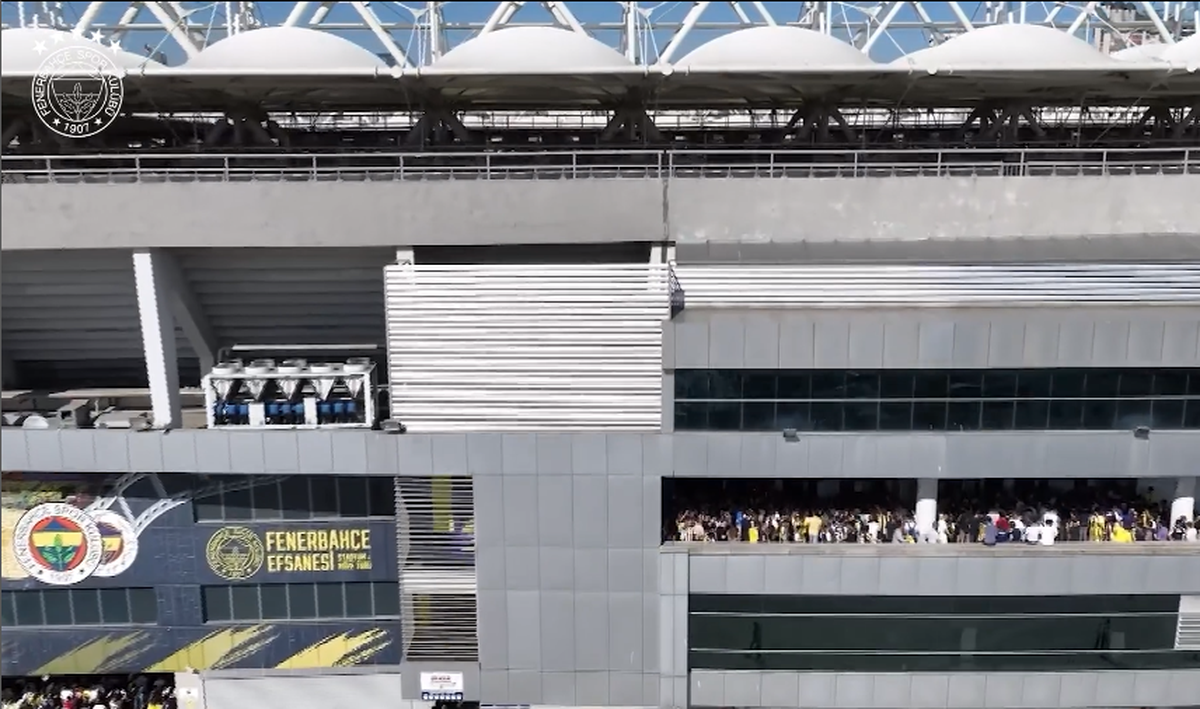 Isterie în Turcia, la prezentarea lui Mourinho la Fenerbahce! » Lusitanul a venit pe mare și a vorbit în fața a 45.000 de oameni: „Voi mă iubiți înainte de victorii”