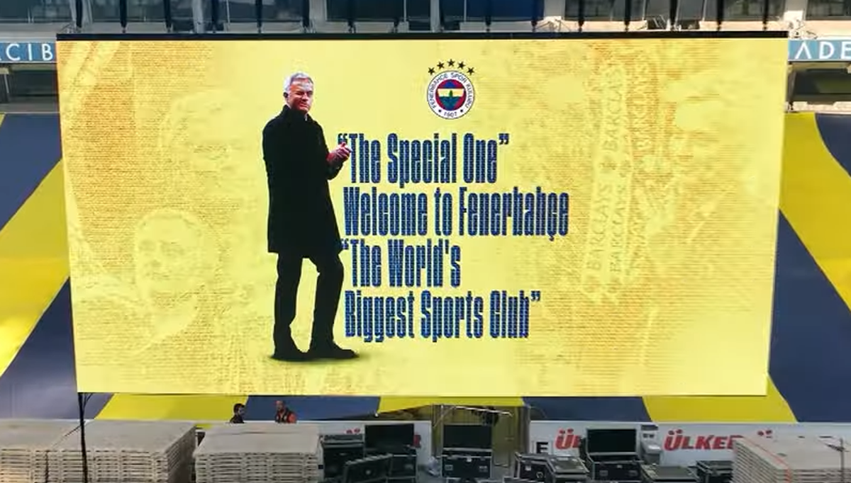 Isterie în Turcia, la prezentarea lui Mourinho la Fenerbahce! » Lusitanul a venit pe mare și a vorbit în fața a 45.000 de oameni: „Voi mă iubiți înainte de victorii”