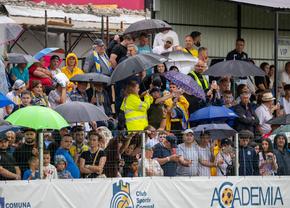 Penalty SCANDALOS dictat la barajul pentru promovarea în Liga 2: „Venea și urla la jucători!” » Iureș la final: arbitrii s-au baricadat la vestiare