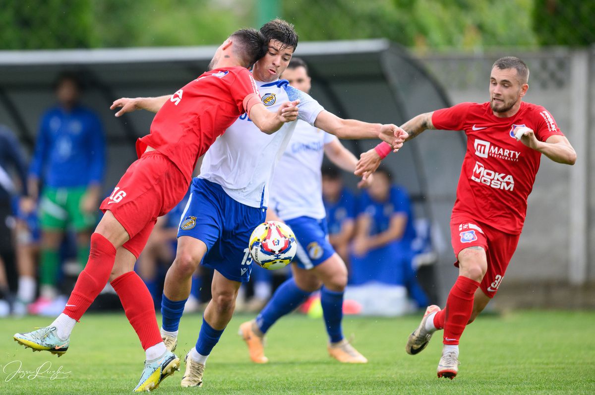 Penalty SCANDALOS dictat la barajul pentru promovarea în Liga 2: „Venea și urla la jucători!” » Iureș la final: arbitrii s-au baricadat la vestiare