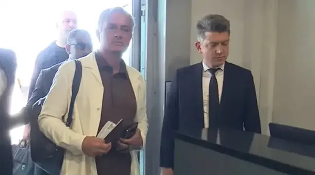 Sosirea și prezentarea lui Mourinho drept noul antrenor al lui Fenerbahce