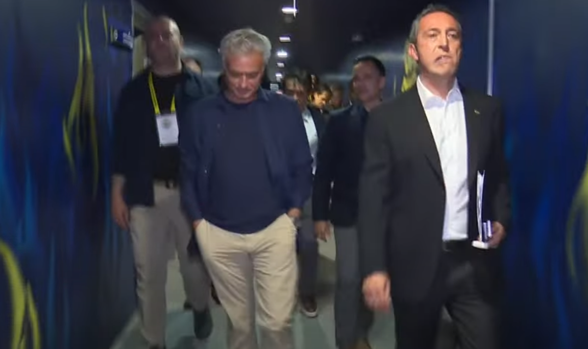Sosirea și prezentarea lui Mourinho drept noul antrenor al lui Fenerbahce