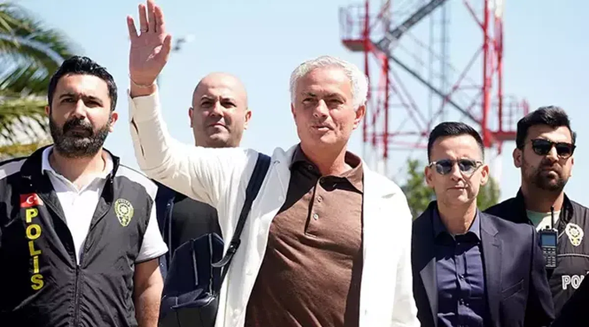 Sosirea și prezentarea lui Mourinho drept noul antrenor al lui Fenerbahce
