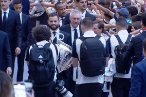 Trofeul Ligii Campionilor a ajuns la Madrid » Zeci de mii de suporteri i-au așteptat pe fotbaliștii lui Realul Madrid în piața Cibeles. Vorbele lui Toni Kroos au emoționat până la lacrimi