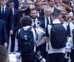 Fotbaliștii celor de la Real Madrid au sărbătorit alături de suporteri a 15-a Ligă a Campionilor din istoria clubului, câștigată în finala de pe Wembley, când „galacticii” au învins-o pe Borussia Dortmund, scor 2-0.