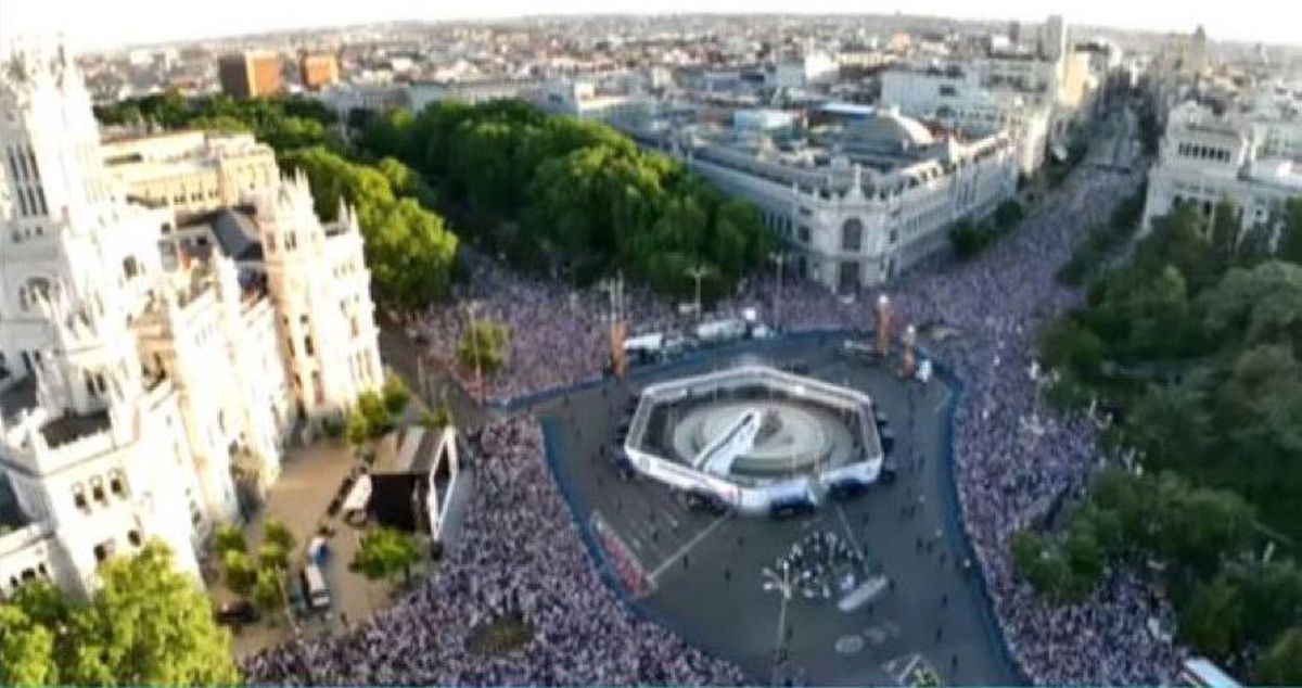 Trofeul Ligii Campionilor a ajuns la Madrid » Zeci de mii de suporteri i-au așteptat pe fotbaliștii lui Real Madrid în piața Cibeles. Vorbele lui Toni Kroos au emoționat până la lacrimi