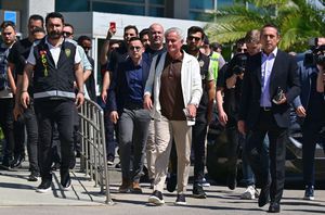 Jose Mourinho, primire de vis la aterizarea în Turcia » Inclusiv fanii rivalelor au venit să îl întâmpine!