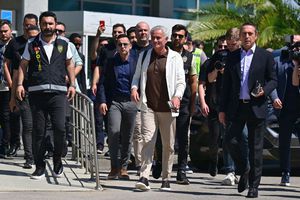 Jose Mourinho, primire de vis la aterizarea în Turcia » Inclusiv fanii ai rivalelor au venit să îl întâmpine!