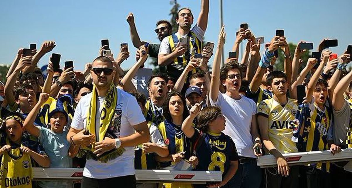 Sosirea și prezentarea lui Mourinho drept noul antrenor al lui Fenerbahce