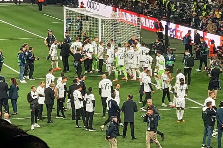 Fotbaliștii de la Real Madrid s-au bucurat pe teren alături de familie și suporteri. Foto: GSP.ro