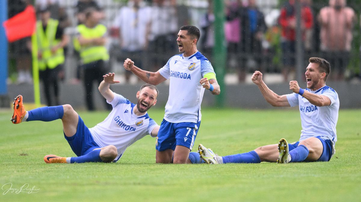 Penalty SCANDALOS dictat la barajul pentru promovarea în Liga 2: „Venea și urla la jucători!” » Iureș la final: arbitrii s-au baricadat la vestiare