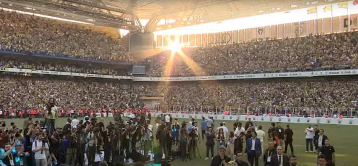 Isterie în Turcia, la prezentarea lui Mourinho la Fenerbahce! » Lusitanul a venit pe mare și a vorbit în fața a 45.000 de oameni: „Voi mă iubiți înainte de victorii”