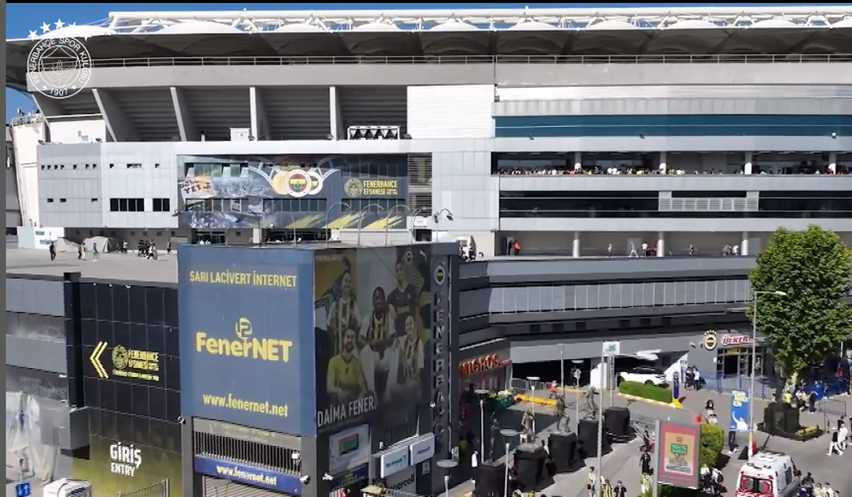 Isterie în Turcia, la prezentarea lui Mourinho la Fenerbahce! » Lusitanul a venit pe mare și a vorbit în fața a 45.000 de oameni: „Voi mă iubiți înainte de victorii”