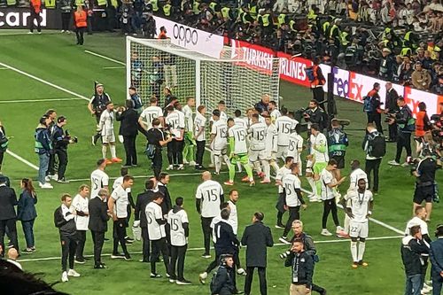 Fotbaliștii de la Real Madrid s-au bucurat pe teren alături de familie și suporteri. Foto: Daniel Scorpie