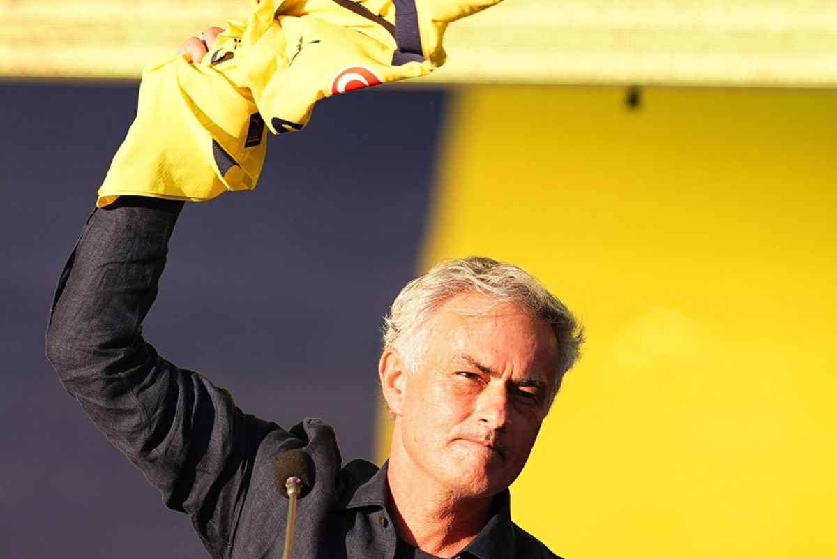 Sosirea și prezentarea lui Mourinho drept noul antrenor al lui Fenerbahce