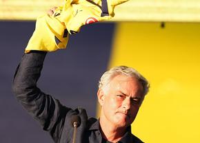 Isterie în Turcia, la prezentarea lui Mourinho la Fenerbahce! » Lusitanul a venit pe mare și a vorbit în fața a 45.000 de oameni: „Voi mă iubiți înainte de victorii”