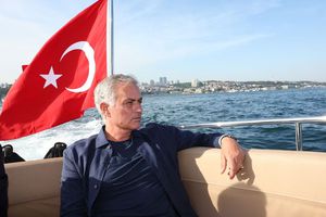 Isterie în Turcia, la sosirea lui Mourinho! » Mii de oameni sunt deja la porțile arenei lui Fener, cu o oră înainte de prezentarea oficială