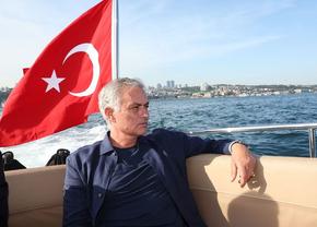 Isterie în Turcia, la sosirea lui Mourinho! » Portughezul vine pe Mare, mii de oameni îl așteaptă în stadion