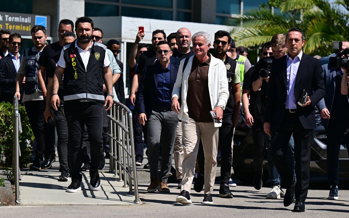Sosirea și prezentarea lui Mourinho drept noul antrenor al lui Fenerbahce