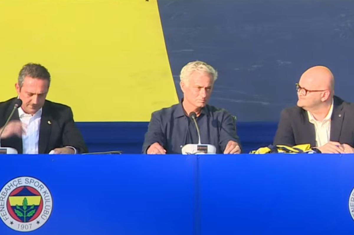 Isterie în Turcia, la prezentarea lui Mourinho la Fenerbahce! » Lusitanul a venit pe mare și a vorbit în fața a 45.000 de oameni: „Voi mă iubiți înainte de victorii”