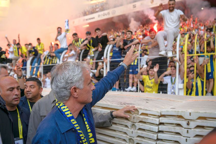 Jose Mourinho (61 de ani) este noul antrenor al lui Fenerbahce. „The Special One” a aterizat duminică la Istanbul, iar fanii i-au pregătit o surpriză. A fost prezentat de 45.000 de suporteri pe Sukru Saracoglu, stadionul lui Fenerbahce.